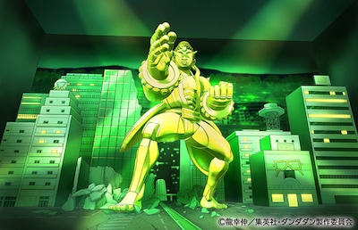 「ダンダダン Animation Works展」より、フォトスポット。ナノスキンで構築された巨大ロボ「グレートキンタ菩薩ゼータバージョン」が登場する特撮風ジオラマだ。