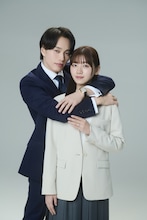 「あの夜、社長の子供を授かりました」貴人が栞里にバックハグする原作オマージュカット