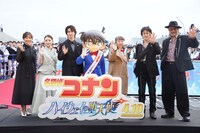 左から日髙のり子、畑芽育、横浜流星、着ぐるみコナン、高山みなみ、小山力也、大塚明夫