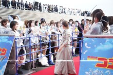 レッドカーペットを歩く畑芽育