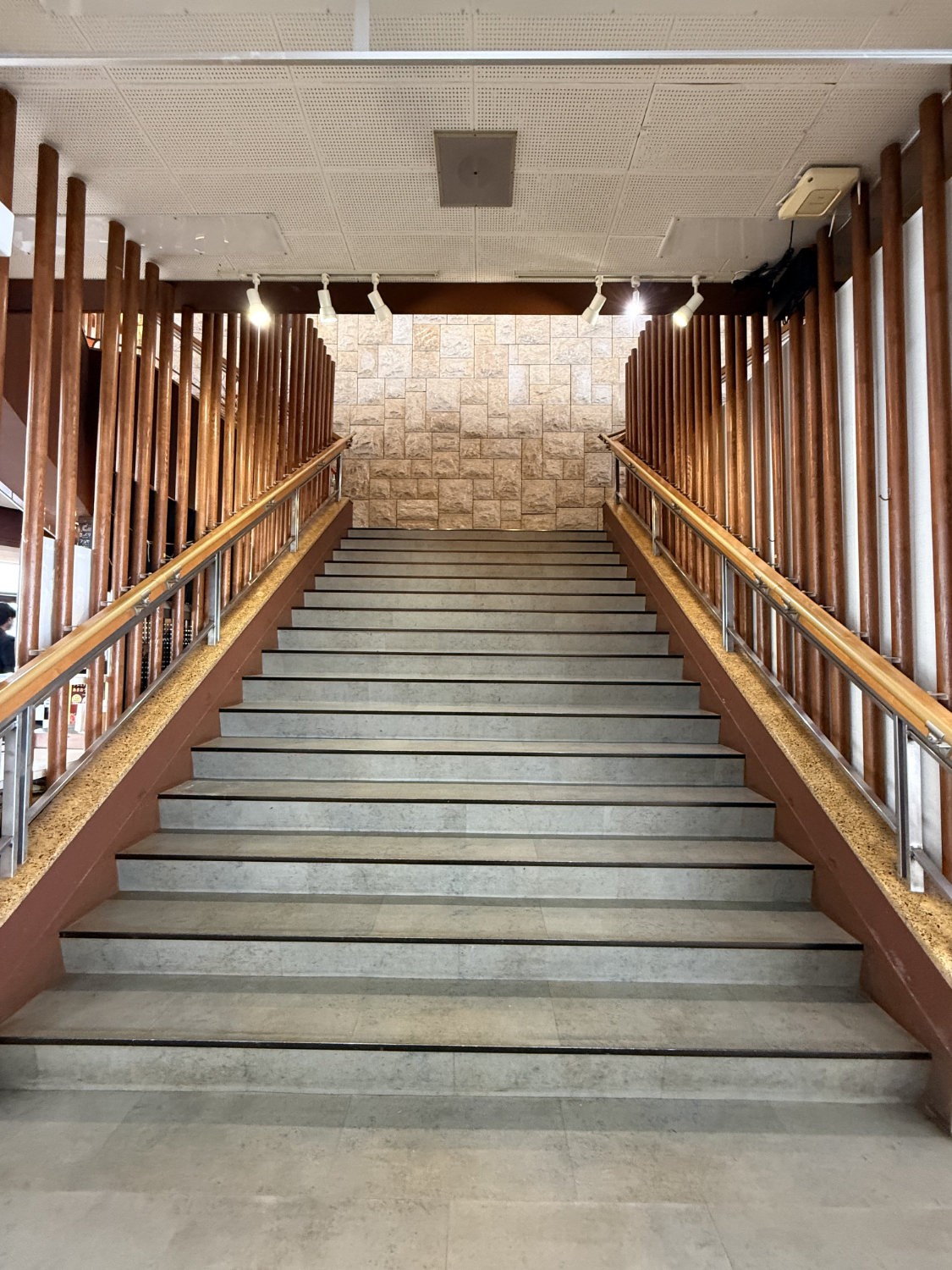 アネスト岩田スカイラウンジの階段