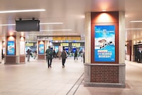 JR横浜駅での映像放映の様子