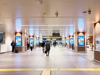 JR横浜駅での映像放映の様子