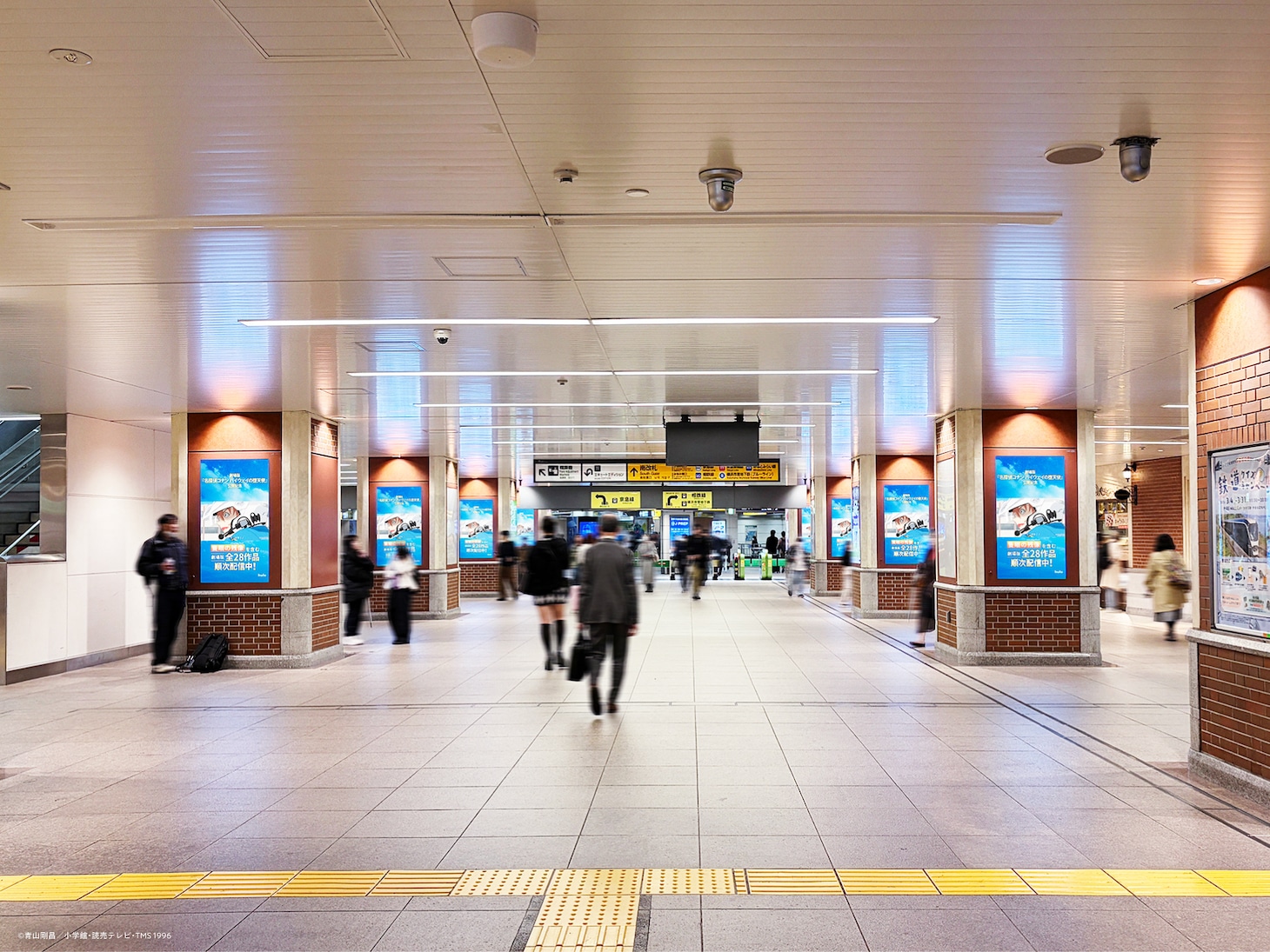 JR横浜駅での映像放映の様子