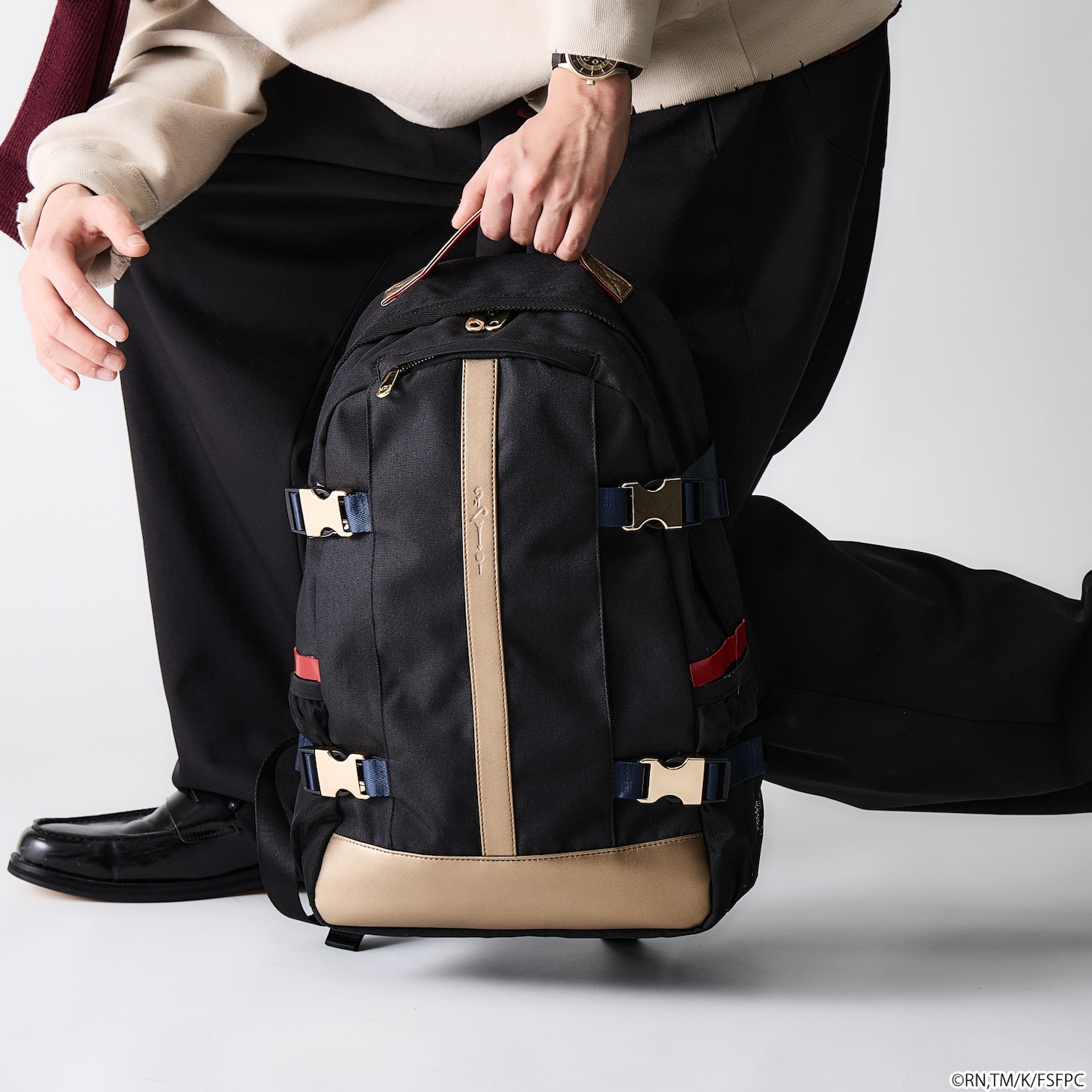 TVアニメ「Fate/strange Fake」×SuperGroupies「アーチャーモデル バックパック」の使用イメージ