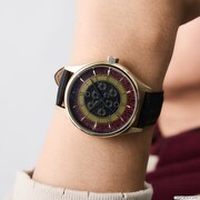 TVアニメ「Fate/strange Fake」×SuperGroupies「アーチャーモデル 腕時計」の着用イメージ