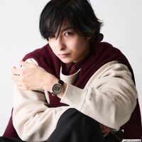 TVアニメ「Fate/strange Fake」×SuperGroupies「アーチャーモデル 腕時計」の着用イメージ