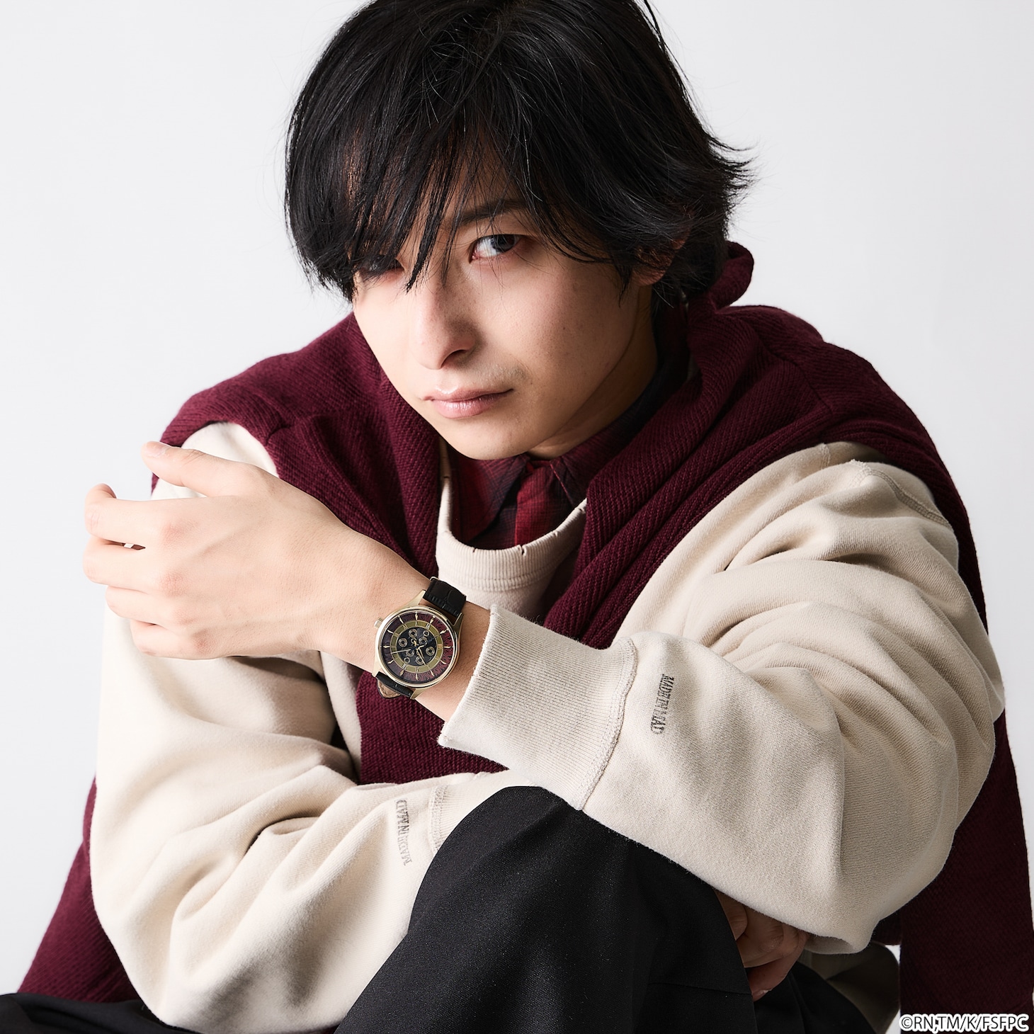 TVアニメ「Fate/strange Fake」×SuperGroupies「アーチャーモデル 腕時計」の着用イメージ