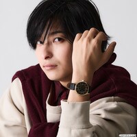 TVアニメ「Fate/strange Fake」×SuperGroupies「アーチャーモデル 腕時計」の着用イメージ