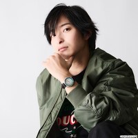 TVアニメ「Fate/strange Fake」×SuperGroupies「ランサーモデル 腕時計」の着用イメージ