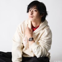 TVアニメ「Fate/strange Fake」×SuperGroupies「セイバーモデル 腕時計」の着用イメージ