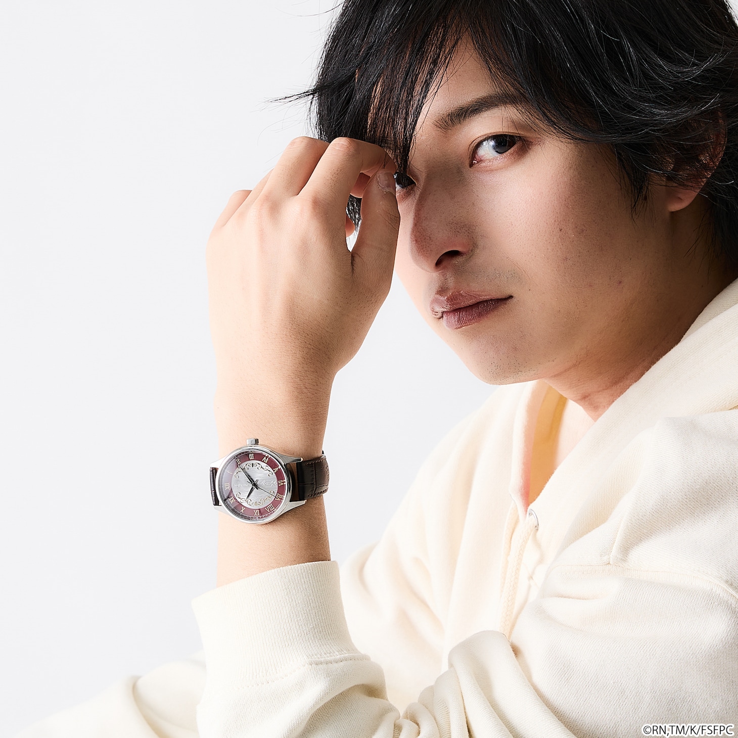 TVアニメ「Fate/strange Fake」×SuperGroupies「セイバーモデル 腕時計」の着用イメージ