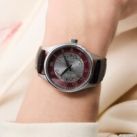 TVアニメ「Fate/strange Fake」×SuperGroupies「セイバーモデル 腕時計」の着用イメージ