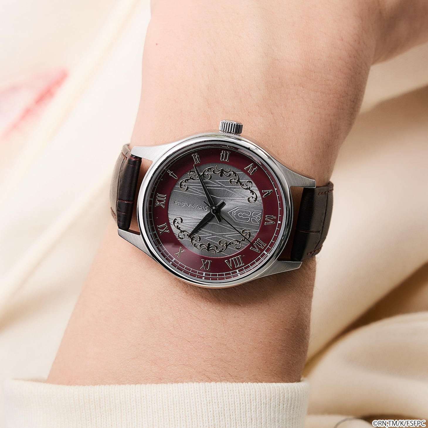 TVアニメ「Fate/strange Fake」×SuperGroupies「セイバーモデル 腕時計」の着用イメージ