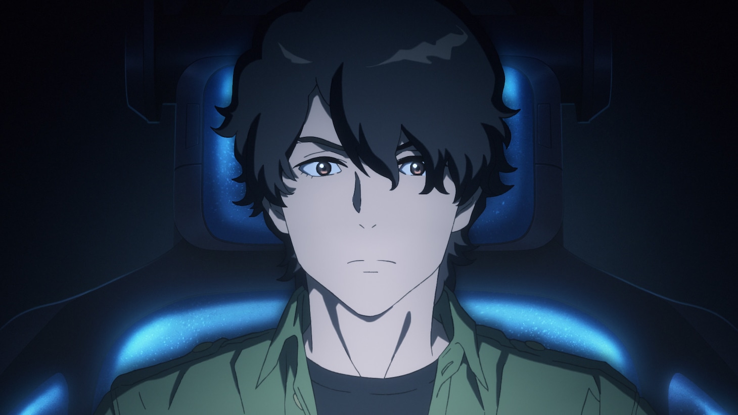 TVアニメ「DARK MACHINE THE ANIMATION」の新規場面カットより、「ダークマシン」をプレイするカイリ