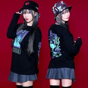 「傷跡 ロングスリーブTシャツ」と「リバーシブルバケットハット」の着用イメージ