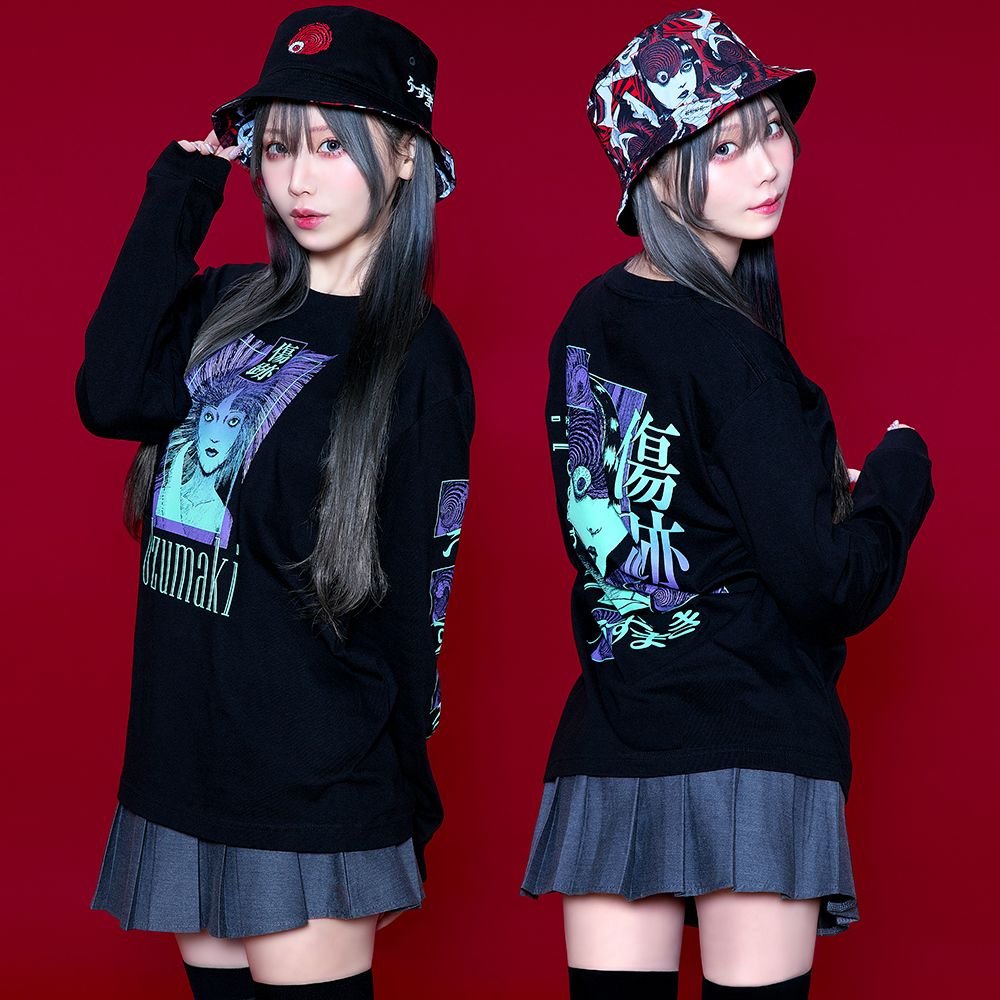 「傷跡 ロングスリーブTシャツ」と「リバーシブルバケットハット」の着用イメージ