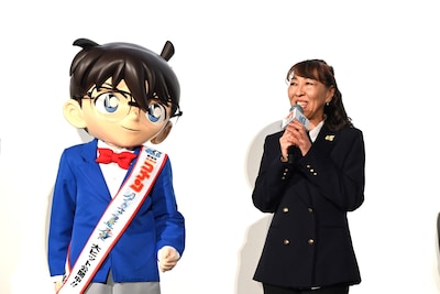 左から江戸川コナンの着ぐるみ、高山みなみ