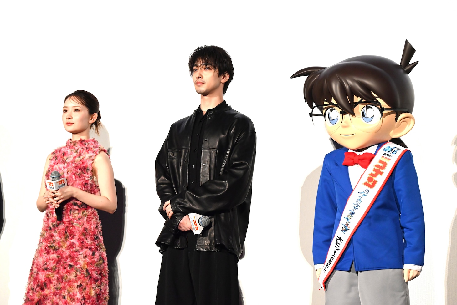 左から畑芽育、横浜流星、江戸川コナンの着ぐるみ