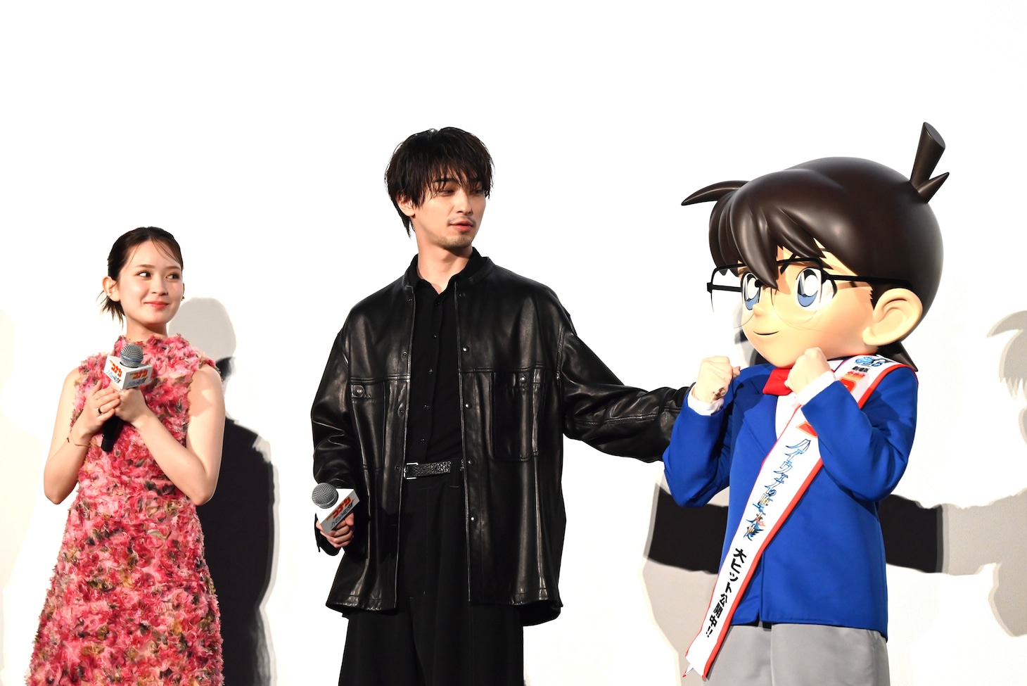 左から畑芽育、横浜流星、江戸川コナンの着ぐるみ