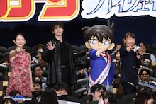 左から畑芽育、横浜流星、江戸川コナンの着ぐるみ、高山みなみ