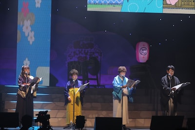 「『忍たま乱太郎』 スペシャルイベント 感謝の集い Sakura祭2026」より、朗読劇の様子。左から高山みなみ、田中真弓、一龍斎貞友、関俊彦