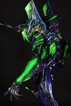「ヱヴァンゲリヲン新劇場版」初号機のフィギュア　夜の街での戦闘シーンをイメージ