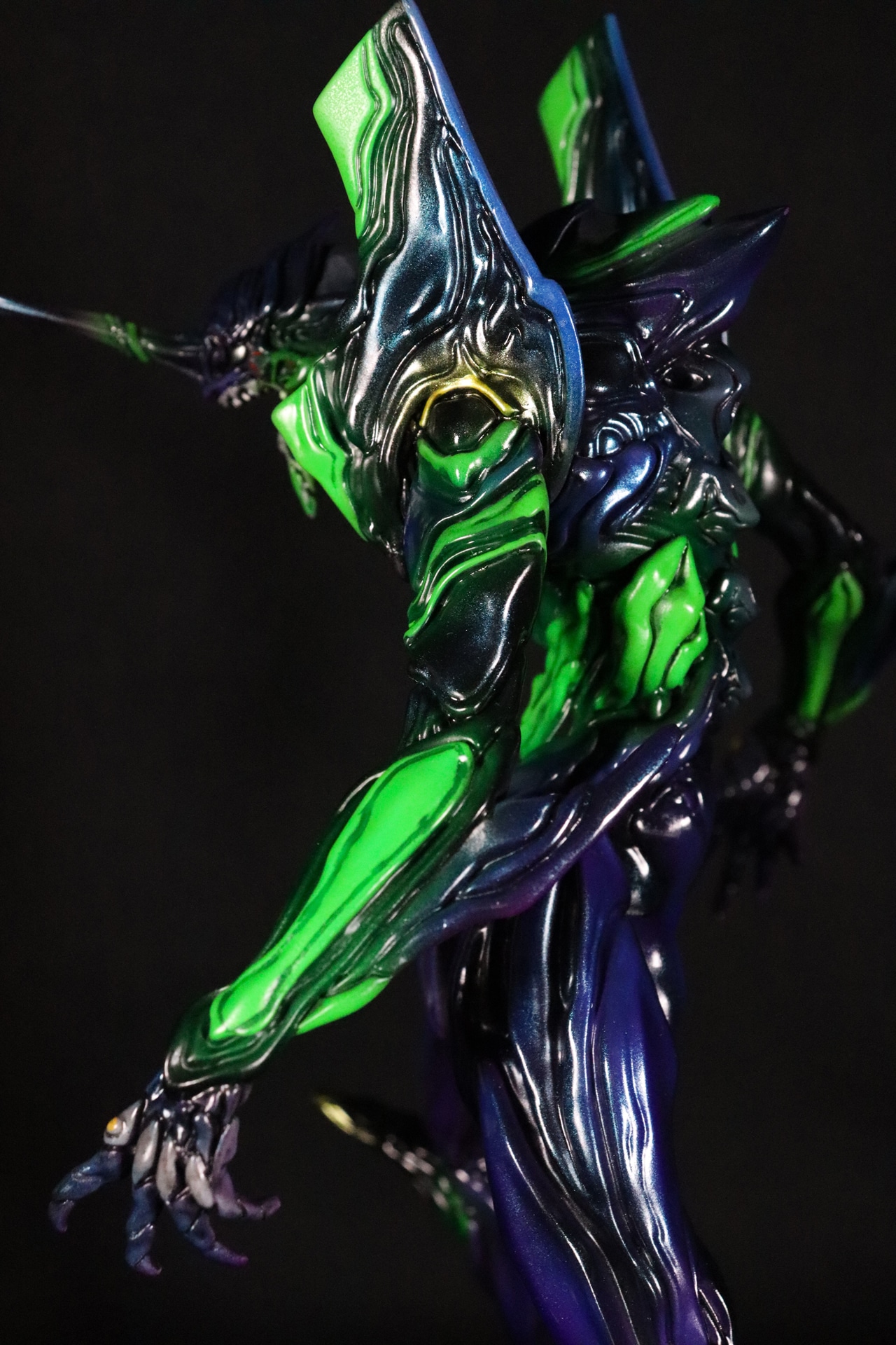 「ヱヴァンゲリヲン新劇場版」初号機のフィギュア　夜の街での戦闘シーンをイメージ