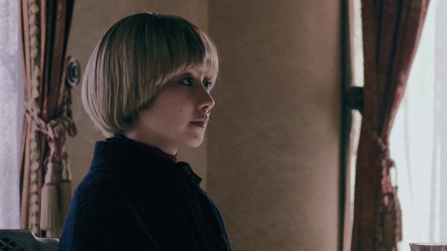 堀田真由が演じる西恩ミカ。泉京香がSNSで見つけた新人マンガ家。あまりにもリアルな会話劇でたちまち話題となり、2巻で累計100万部の大ヒット。しかし、人と話すのが苦手で、担当編集である京香ですら、まだ会ったことがない