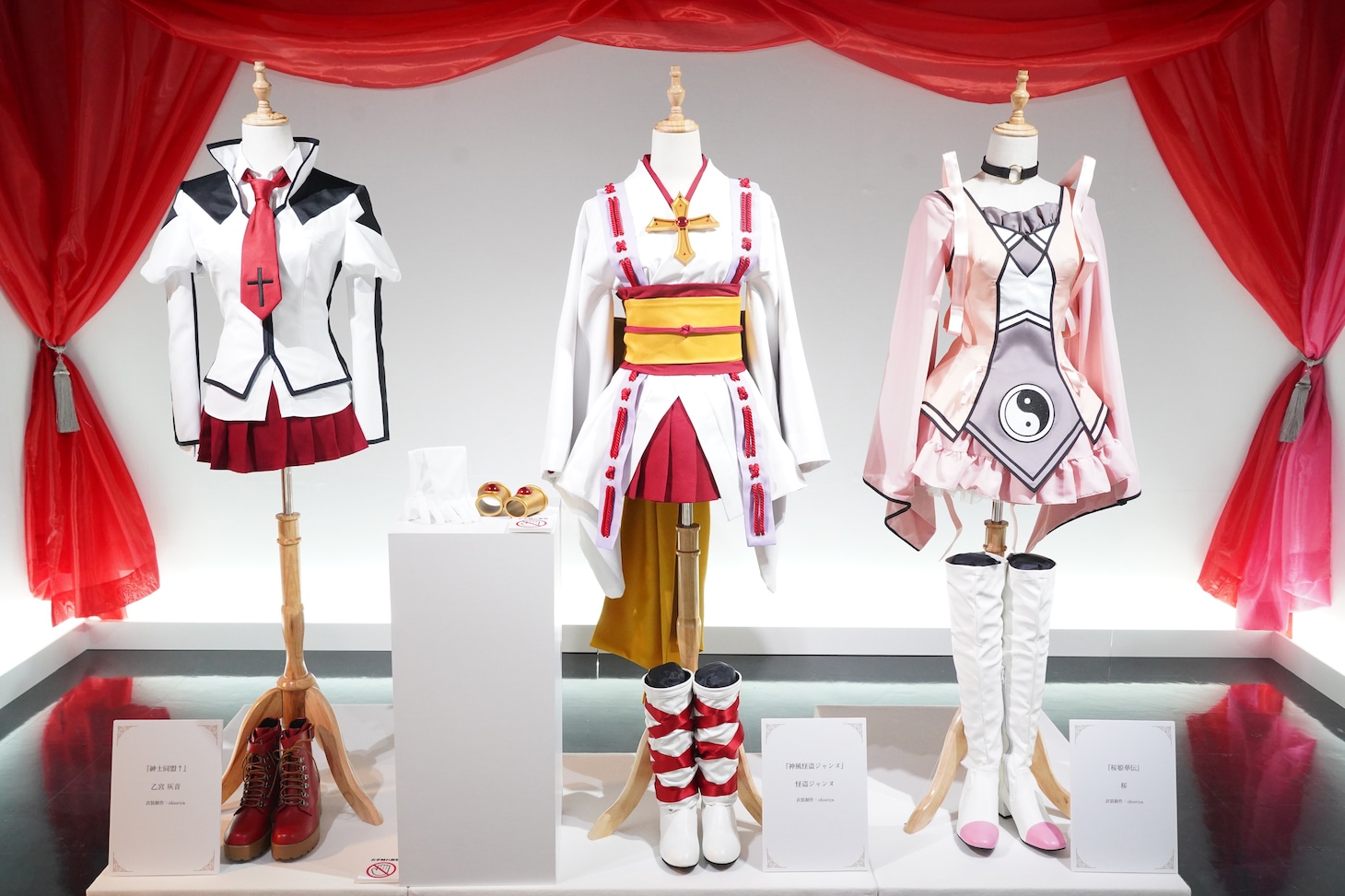コスチュームエリア。左から灰音、ジャンヌ、桜の衣装