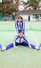 「ミュージカル『テニスの王子様』大石秀一郎＆菊丸英二 DIGITAL PHOTO BOOK『GOLDEN PAIR』」より (c) 塩谷未来／集英社 (c) 許斐 剛／集英社・テニミュ製作委員会