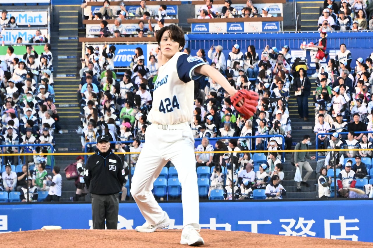 宮野真守が始球式でマンマ・ミーア！な好投球、マリオジャンプで喜びを表現