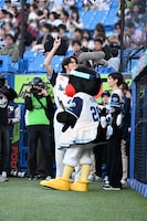 始球式前に観客にピースサインを見せる宮野真守