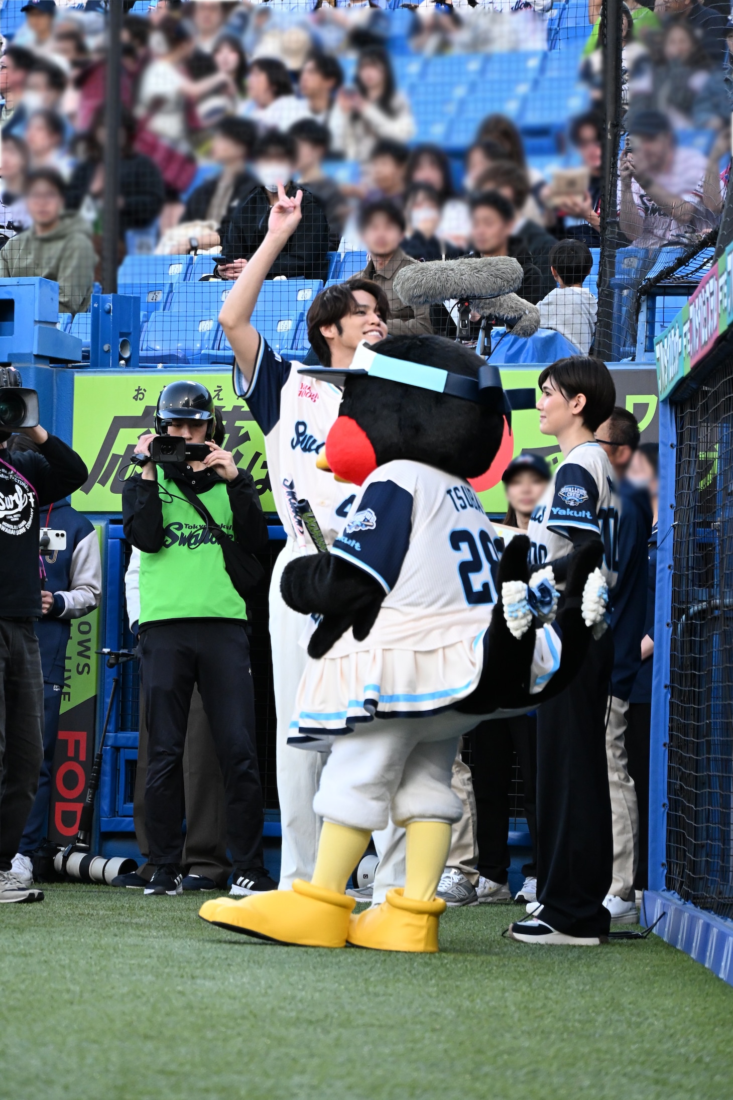 始球式前に観客にピースサインを見せる宮野真守