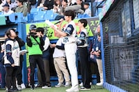 スターティングラインナップを読み上げる宮野真守