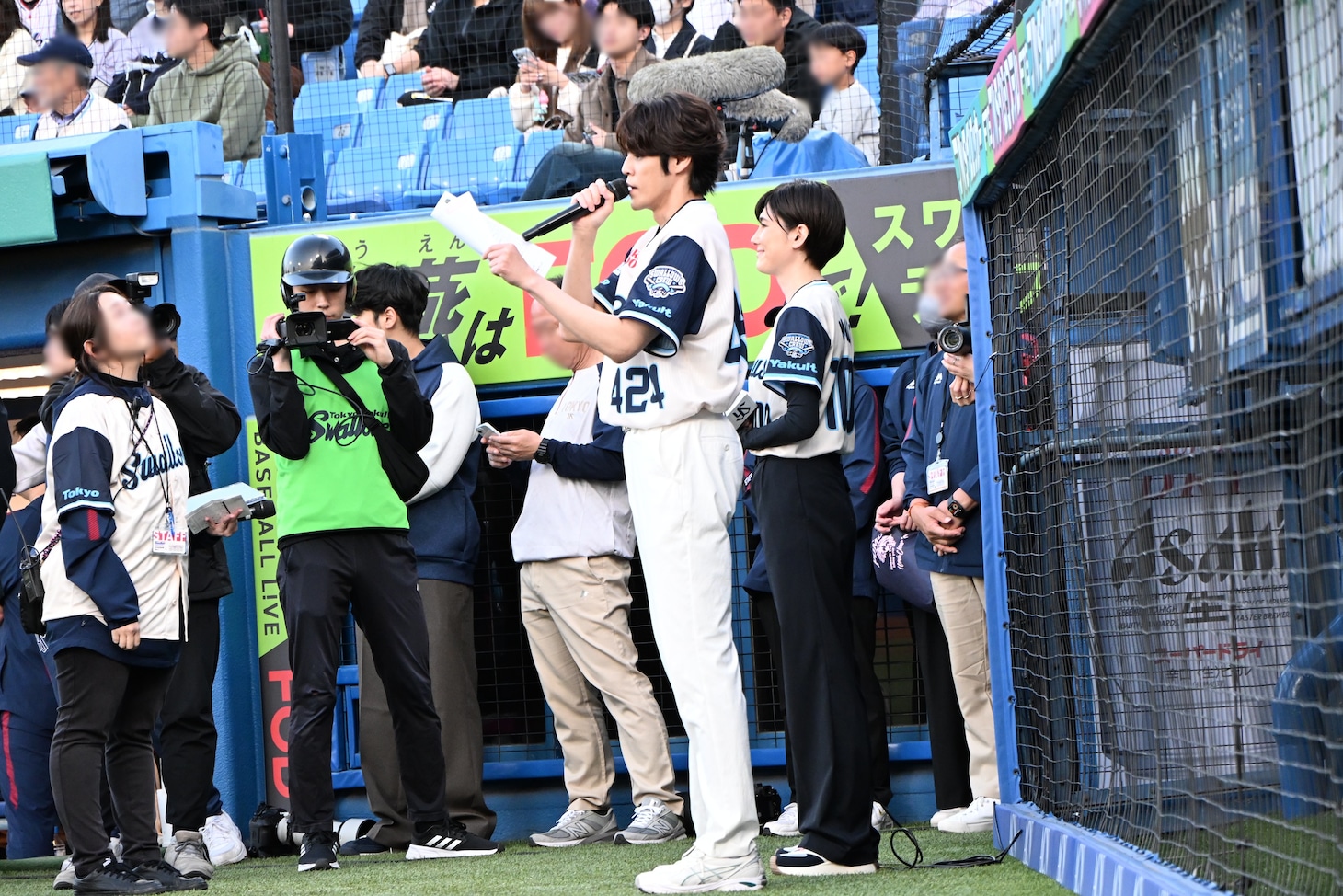 スターティングラインナップを読み上げる宮野真守