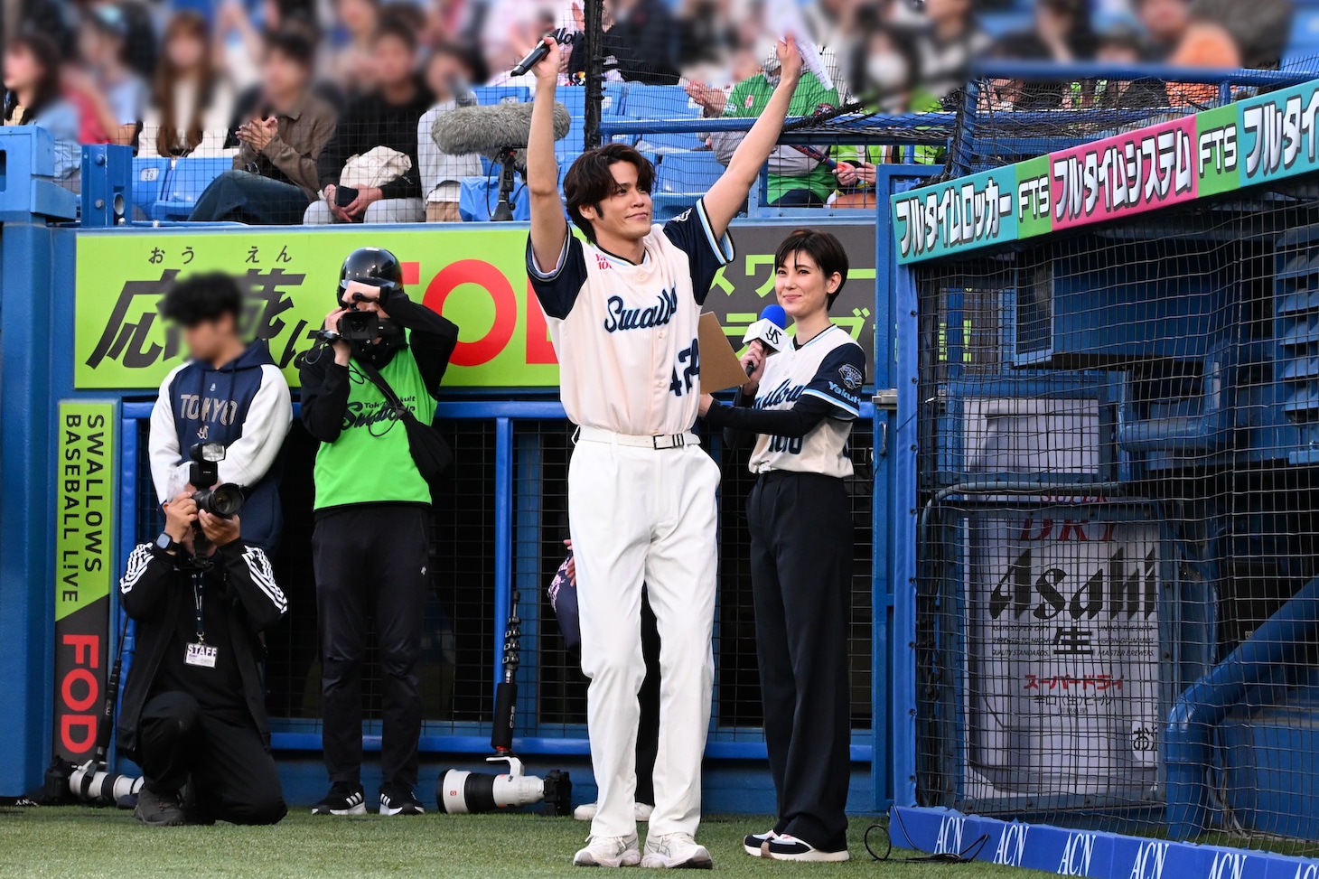 観客に手を振る宮野真守