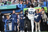 始球式前にフォームを確認する宮野真守