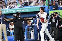 始球式前にフォームを確認する宮野真守