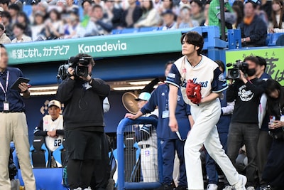 始球式前にフォームを確認する宮野真守