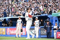 マウンドに向かう宮野真守