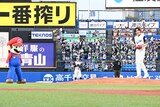 マウンドに立つ宮野真守。マリオたちも見守る