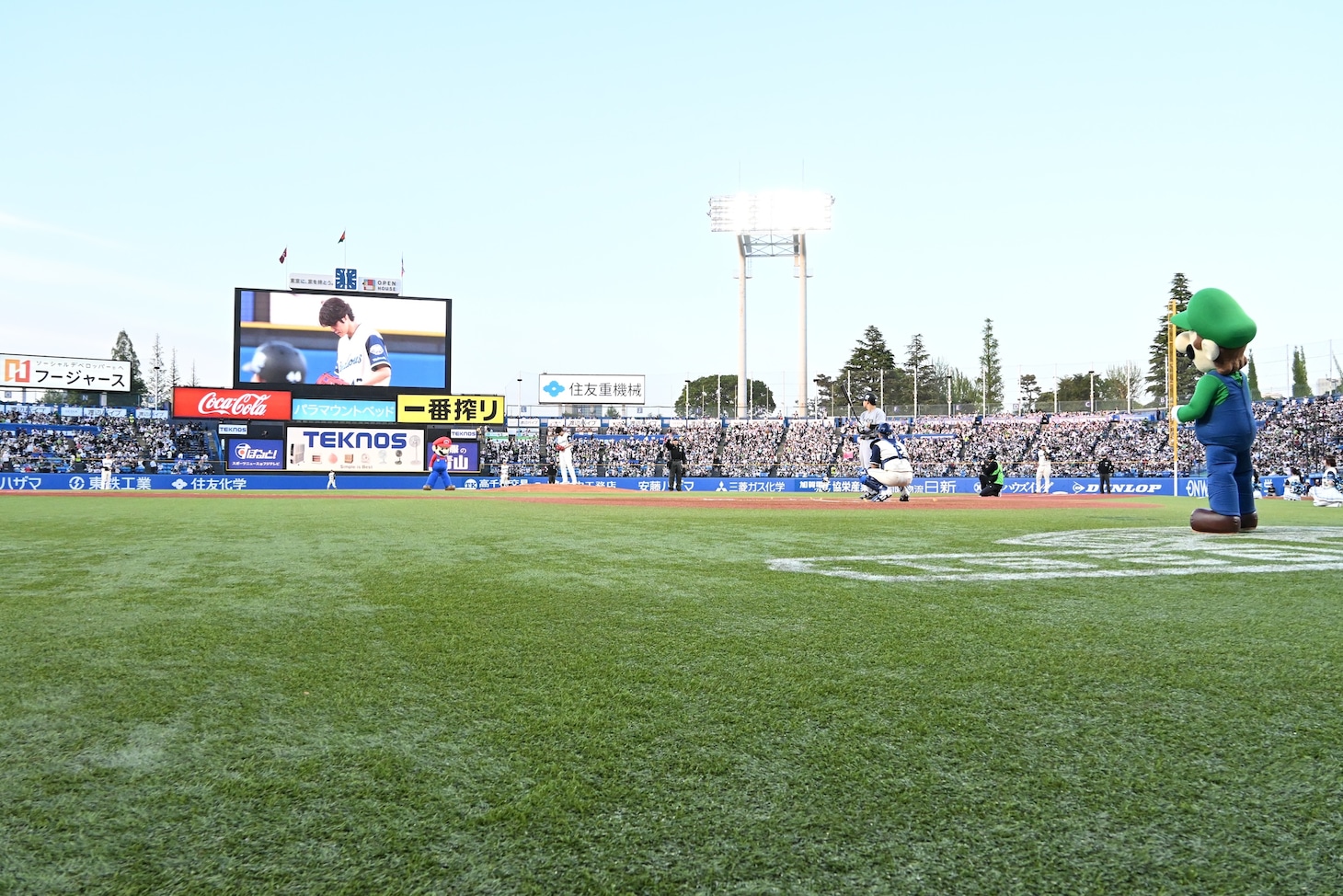 マウンドに立つ宮野真守。マリオたちも見守る