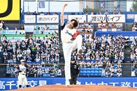 見事に始球式を終え、マリオジャンプで喜ぶ宮野真守