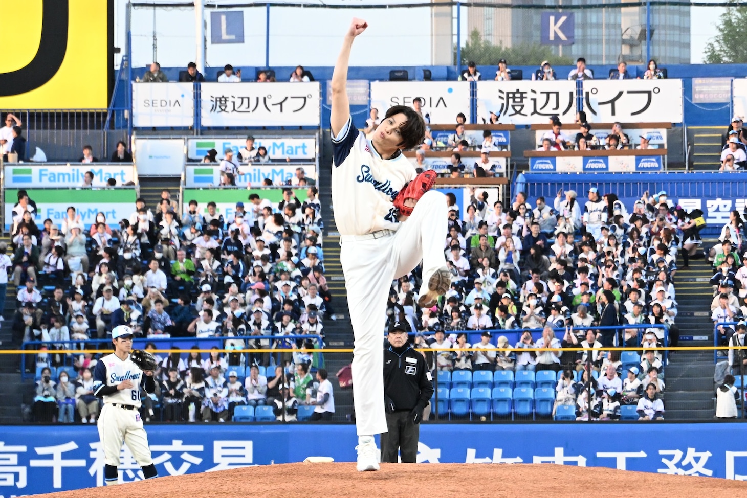 見事に始球式を終え、マリオジャンプで喜ぶ宮野真守