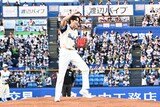 見事に始球式を終え、マリオジャンプで喜ぶ宮野真守