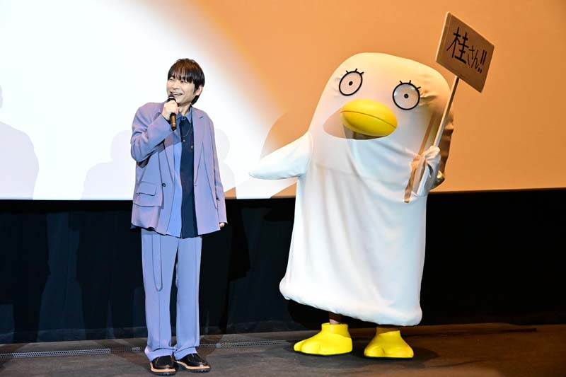 左から石田彰、エリザベスの着ぐるみ