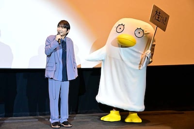 左から石田彰、エリザベスの着ぐるみ