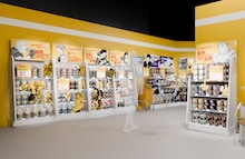 「SAKAMOTO DAYS展」坂本商店が出現、鈴木祐斗の愛用品も　グッズにラーメン型ポーチ