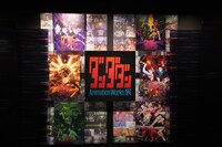 会場入り口付近で来場者を出迎える展覧会のビジュアル